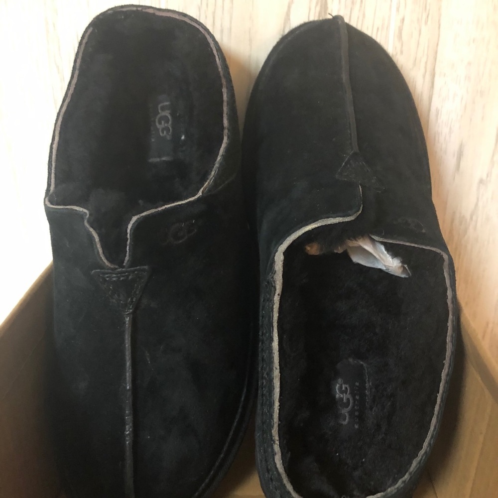Men’s Gently used Ugg slides! Only worn 1-x